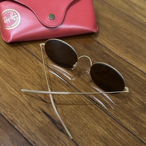 Ray-Ban Gold Frame Sunglasses with Red Case - Picture 2 of 3